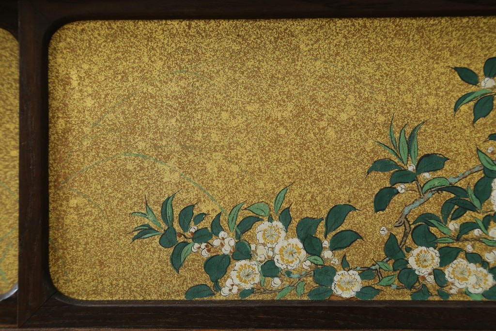和製アンティーク　華やかな金色の背景に白椿が描かれた槐(エンジュ)材の茶棚　(R-087434)