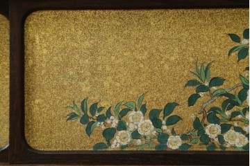 和製アンティーク　華やかな金色の背景に白椿が描かれた槐(エンジュ)材の茶棚　(R-087434)