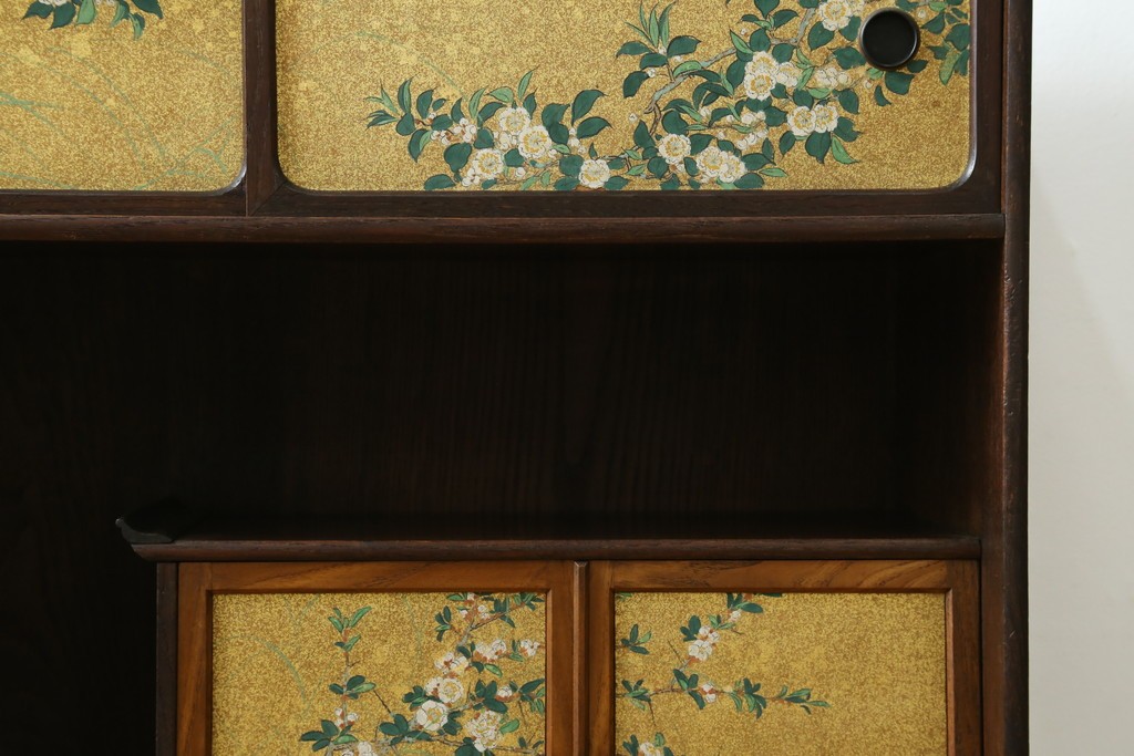 和製アンティーク　華やかな金色の背景に白椿が描かれた槐(エンジュ)材の茶棚　(R-087434)