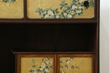 和製アンティーク　華やかな金色の背景に白椿が描かれた槐(エンジュ)材の茶棚　(R-087434)