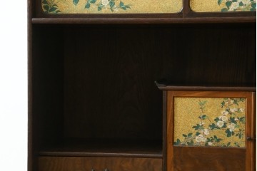 和製アンティーク　華やかな金色の背景に白椿が描かれた槐(エンジュ)材の茶棚　(R-087434)