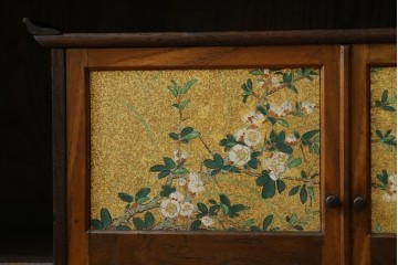 和製アンティーク　華やかな金色の背景に白椿が描かれた槐(エンジュ)材の茶棚　(R-087434)