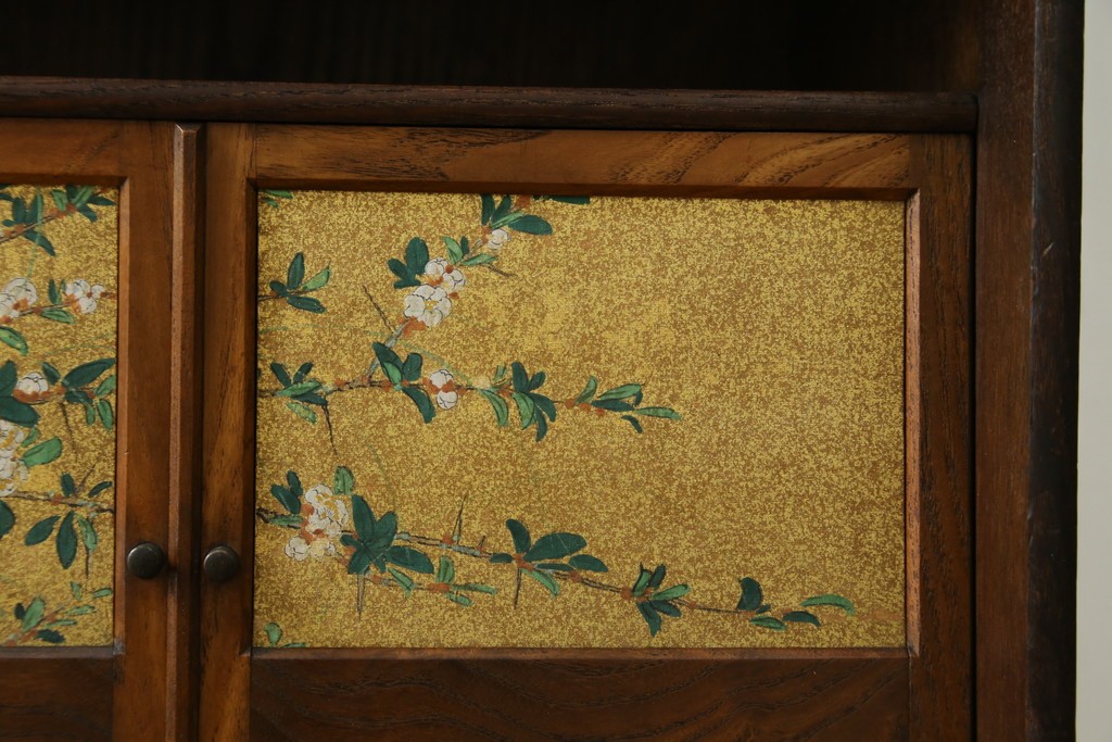 和製アンティーク　華やかな金色の背景に白椿が描かれた槐(エンジュ)材の茶棚　(R-087434)