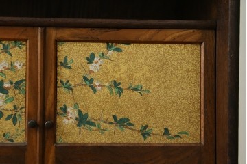 和製アンティーク　華やかな金色の背景に白椿が描かれた槐(エンジュ)材の茶棚　(R-087434)