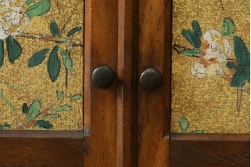 和製アンティーク　華やかな金色の背景に白椿が描かれた槐(エンジュ)材の茶棚　(R-087434)