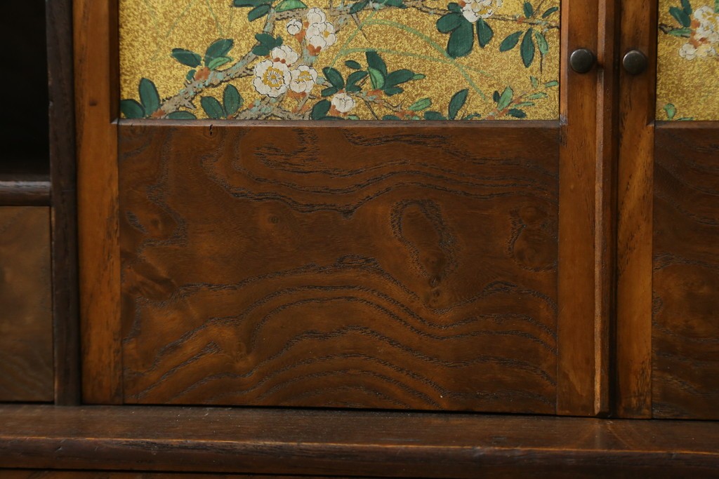 和製アンティーク　華やかな金色の背景に白椿が描かれた槐(エンジュ)材の茶棚　(R-087434)