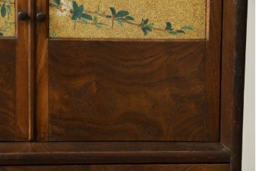 和製アンティーク　華やかな金色の背景に白椿が描かれた槐(エンジュ)材の茶棚　(R-087434)