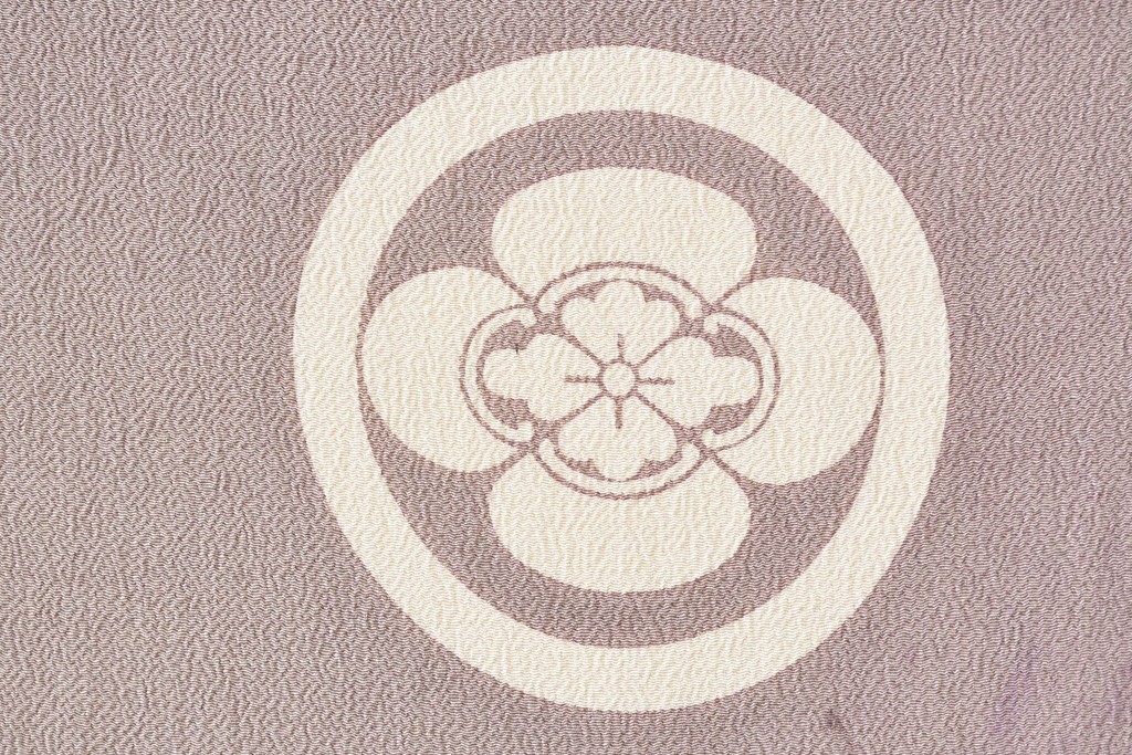 中古　美品　カバー付き　漆塗り　雅やかな蒔絵(牡丹図)が施された姿見　(R-087436)