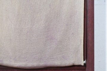 中古　美品　カバー付き　漆塗り　雅やかな蒔絵(牡丹図)が施された姿見　(R-087436)