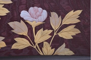 中古　美品　カバー付き　漆塗り　雅やかな蒔絵(牡丹図)が施された姿見　(R-087436)