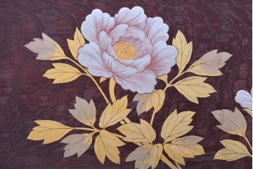 中古　美品　カバー付き　漆塗り　雅やかな蒔絵(牡丹図)が施された姿見　(R-087436)