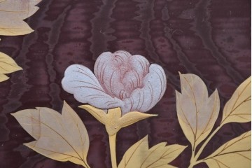 中古　美品　カバー付き　漆塗り　雅やかな蒔絵(牡丹図)が施された姿見　(R-087436)