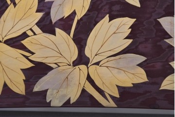 中古　美品　カバー付き　漆塗り　雅やかな蒔絵(牡丹図)が施された姿見　(R-087436)