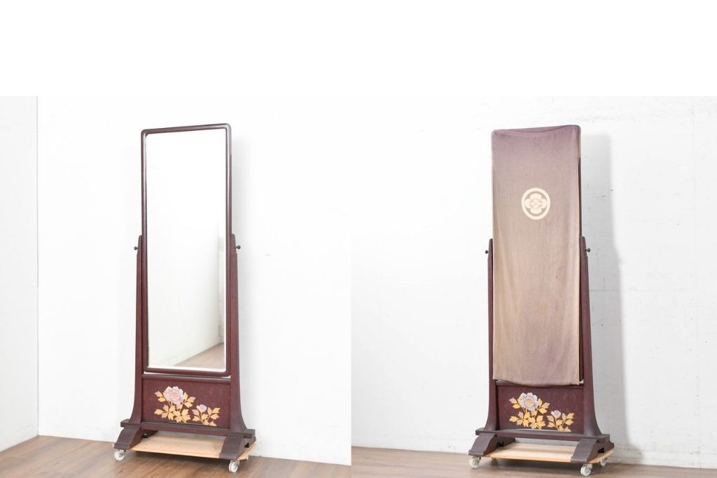 中古　美品　カバー付き　漆塗り　雅やかな蒔絵(牡丹図)が施された姿見　(R-087436)