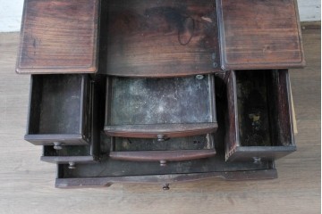 和製アンティーク　指物工芸家具　紫檀(シタン)材　木色が美しい透かし彫り入りの鏡台　(R-087437)