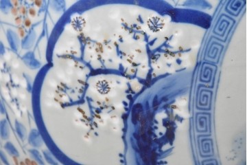 【簡易リペア限定品】　和製アンティーク　濃淡のある染付(梅・松)に金彩のアクセントが映える瀬戸火鉢　(R-087440)