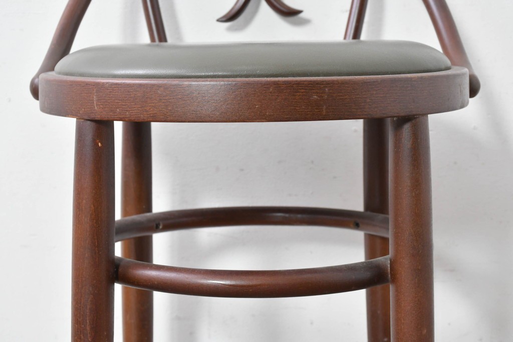 中古　秋田木工　背もたれの曲木細工がアクセントのカウンターチェア　(R-087442)