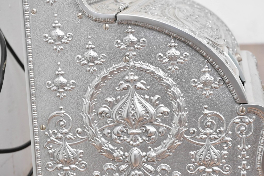 アメリカヴィンテージ　ブラジル製　NCR(ナショナル・キャッシュ・レジスター)社　Class 300復刻版　model 2114-1707　華やかなレリーフのクラシックレジスター(シルバー)　※通電確認済み　(R-087443)