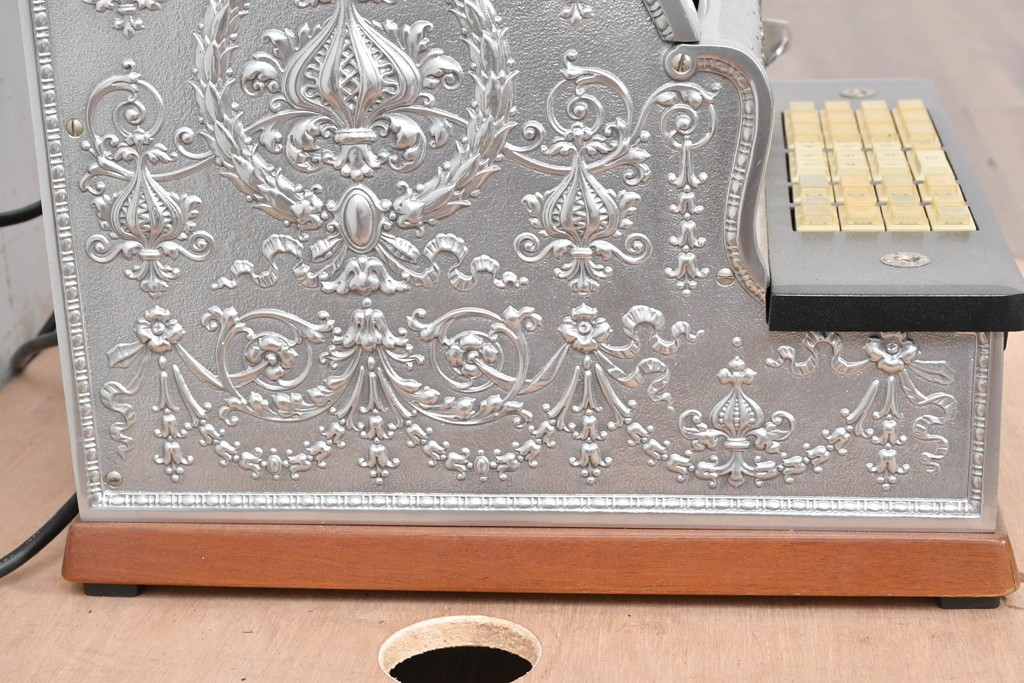 アメリカヴィンテージ　ブラジル製　NCR(ナショナル・キャッシュ・レジスター)社　Class 300復刻版　model 2114-1707　華やかなレリーフのクラシックレジスター(シルバー)　※通電確認済み　(R-087443)