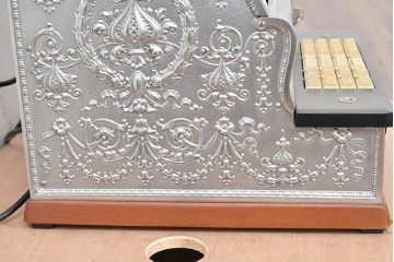 アメリカヴィンテージ　ブラジル製　NCR(ナショナル・キャッシュ・レジスター)社　Class 300復刻版　model 2114-1707　華やかなレリーフのクラシックレジスター(シルバー)　※通電確認済み　(R-087443)