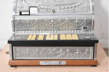 アメリカヴィンテージ　ブラジル製　NCR(ナショナル・キャッシュ・レジスター)社　Class 300復刻版　model 2114-1707　華やかなレリーフのクラシックレジスター(シルバー)　※通電確認済み　(R-087443)