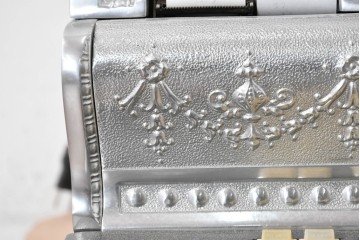 アメリカヴィンテージ　ブラジル製　NCR(ナショナル・キャッシュ・レジスター)社　Class 300復刻版　model 2114-1707　華やかなレリーフのクラシックレジスター(シルバー)　※通電確認済み　(R-087443)