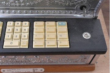 アメリカヴィンテージ　ブラジル製　NCR(ナショナル・キャッシュ・レジスター)社　Class 300復刻版　model 2114-1707　華やかなレリーフのクラシックレジスター(シルバー)　※通電確認済み　(R-087443)