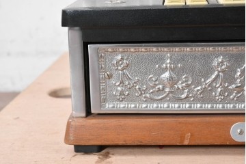 アメリカヴィンテージ　ブラジル製　NCR(ナショナル・キャッシュ・レジスター)社　Class 300復刻版　model 2114-1707　華やかなレリーフのクラシックレジスター(シルバー)　※通電確認済み　(R-087443)