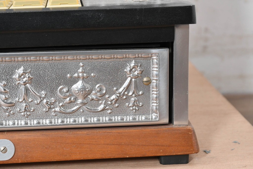 アメリカヴィンテージ　ブラジル製　NCR(ナショナル・キャッシュ・レジスター)社　Class 300復刻版　model 2114-1707　華やかなレリーフのクラシックレジスター(シルバー)　※通電確認済み　(R-087443)