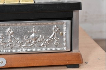 アメリカヴィンテージ　ブラジル製　NCR(ナショナル・キャッシュ・レジスター)社　Class 300復刻版　model 2114-1707　華やかなレリーフのクラシックレジスター(シルバー)　※通電確認済み　(R-087443)