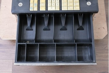 アメリカヴィンテージ　ブラジル製　NCR(ナショナル・キャッシュ・レジスター)社　Class 300復刻版　model 2114-1707　華やかなレリーフのクラシックレジスター(シルバー)　※通電確認済み　(R-087443)