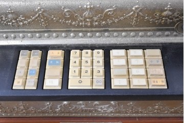 アメリカヴィンテージ　ブラジル製　NCR(ナショナル・キャッシュ・レジスター)社　Class 300復刻版　model 2114-1708　華やかなレリーフのクラシックレジスター(ゴールド)　※通電確認済み　(R-087444)