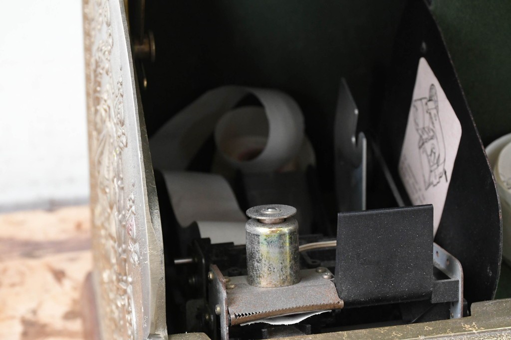 アメリカヴィンテージ　ブラジル製　NCR(ナショナル・キャッシュ・レジスター)社　Class 300復刻版　model 2114-1708　華やかなレリーフのクラシックレジスター(ゴールド)　※通電確認済み　(R-087444)