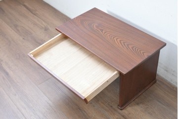 中古　美品　高級品!!　国産職人手作り(在銘「義」)　木目が美しい欅(ケヤキ)材の文机　(R-087445)