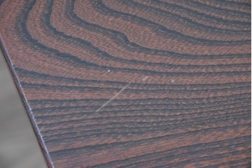 中古　美品　高級品!!　国産職人手作り(在銘「義」)　木目が美しい欅(ケヤキ)材の文机　(R-087445)