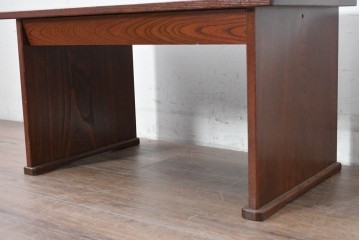 中古　美品　高級品!!　国産職人手作り(在銘「義」)　木目が美しい欅(ケヤキ)材の文机　(R-087445)