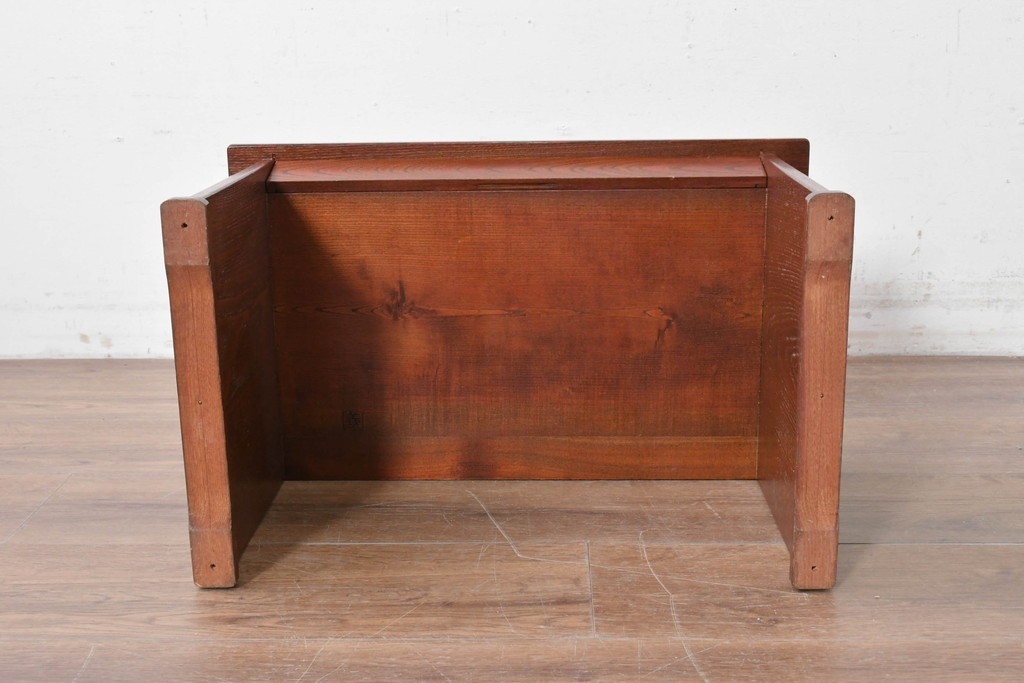 中古　美品　高級品!!　国産職人手作り(在銘「義」)　木目が美しい欅(ケヤキ)材の文机　(R-087445)