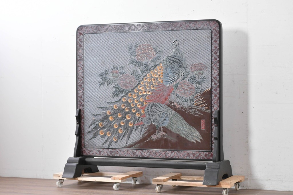中古　美品　在銘　彫漆風レリーフ(孔雀と牡丹、松に鷹の図)が美しい衝立て　定価推定50万円　(R-087446)