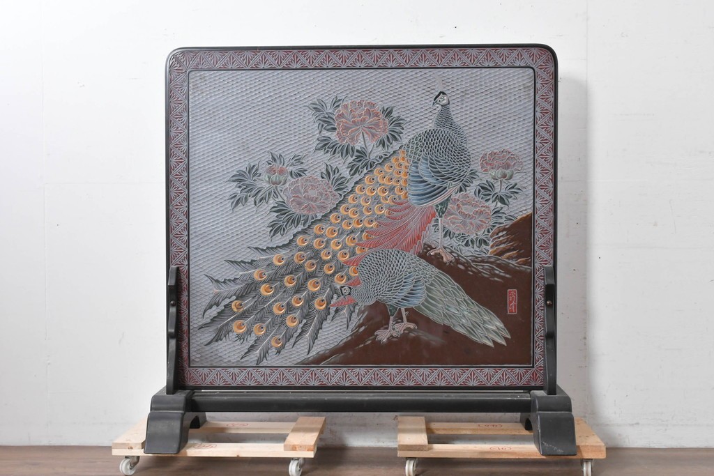 中古　美品　在銘　彫漆風レリーフ(孔雀と牡丹、松に鷹の図)が美しい衝立て　定価推定50万円　(R-087446)