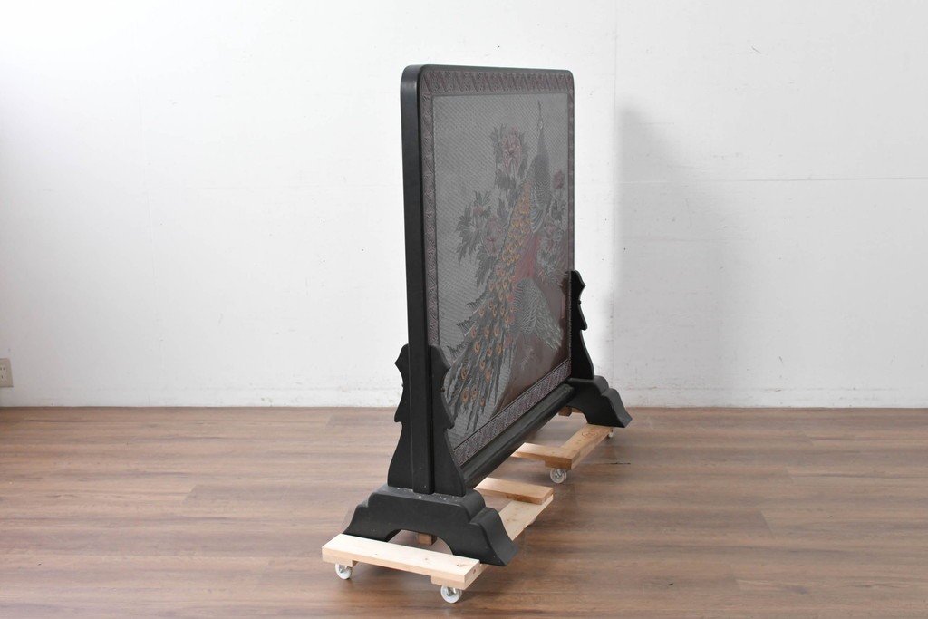 中古　美品　在銘　彫漆風レリーフ(孔雀と牡丹、松に鷹の図)が美しい衝立て　定価推定50万円　(R-087446)