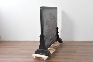 中古　美品　在銘　彫漆風レリーフ(孔雀と牡丹、松に鷹の図)が美しい衝立て　定価推定50万円　(R-087446)