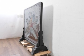 中古　美品　在銘　彫漆風レリーフ(孔雀と牡丹、松に鷹の図)が美しい衝立て　定価推定50万円　(R-087446)