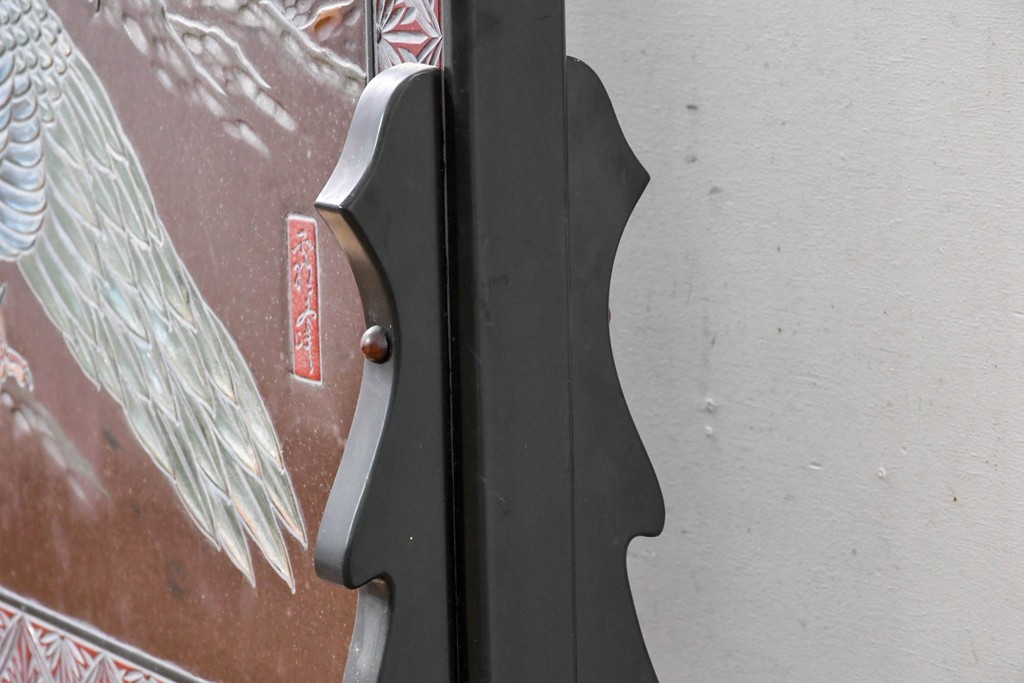 中古　美品　在銘　彫漆風レリーフ(孔雀と牡丹、松に鷹の図)が美しい衝立て　定価推定50万円　(R-087446)