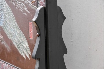 中古　美品　在銘　彫漆風レリーフ(孔雀と牡丹、松に鷹の図)が美しい衝立て　定価推定50万円　(R-087446)