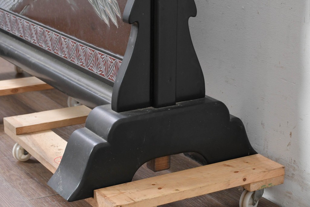 中古　美品　在銘　彫漆風レリーフ(孔雀と牡丹、松に鷹の図)が美しい衝立て　定価推定50万円　(R-087446)