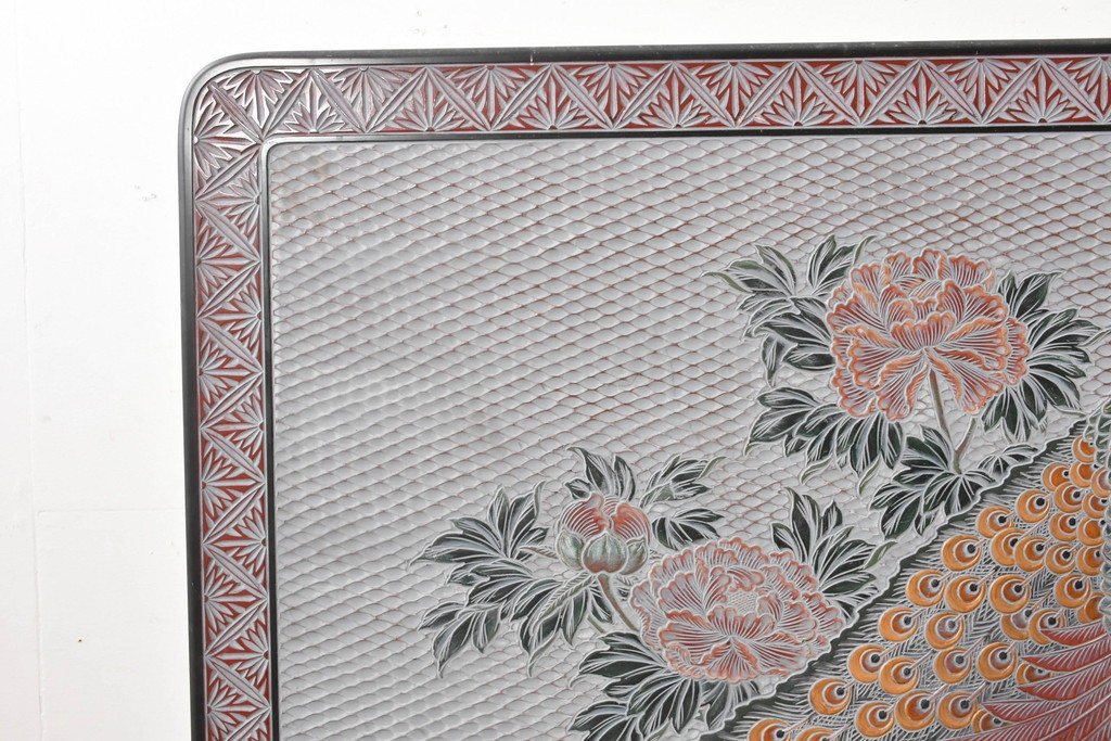 中古　美品　在銘　彫漆風レリーフ(孔雀と牡丹、松に鷹の図)が美しい衝立て　定価推定50万円　(R-087446)