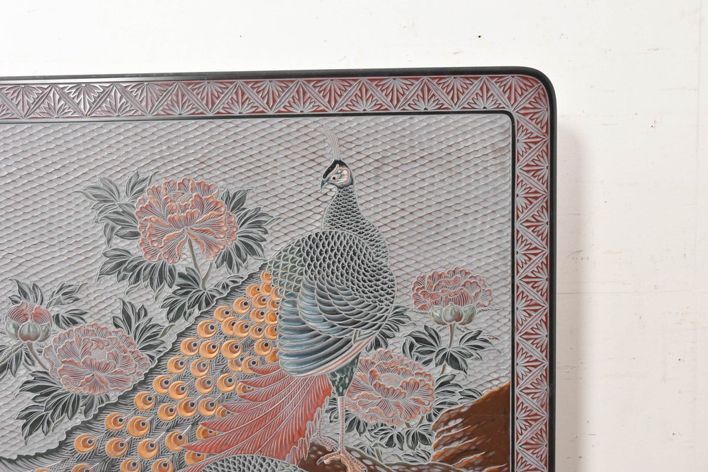 中古　美品　在銘　彫漆風レリーフ(孔雀と牡丹、松に鷹の図)が美しい衝立て　定価推定50万円　(R-087446)