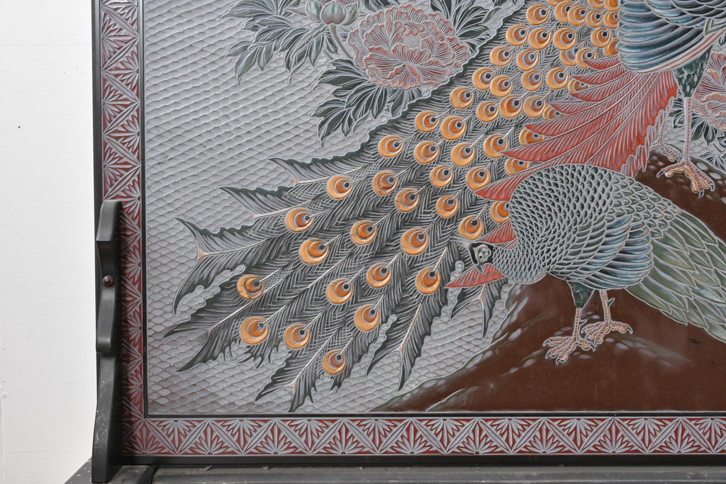 中古　美品　在銘　彫漆風レリーフ(孔雀と牡丹、松に鷹の図)が美しい衝立て　定価推定50万円　(R-087446)