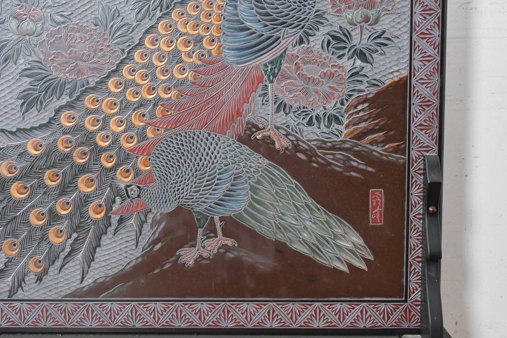 中古　美品　在銘　彫漆風レリーフ(孔雀と牡丹、松に鷹の図)が美しい衝立て　定価推定50万円　(R-087446)