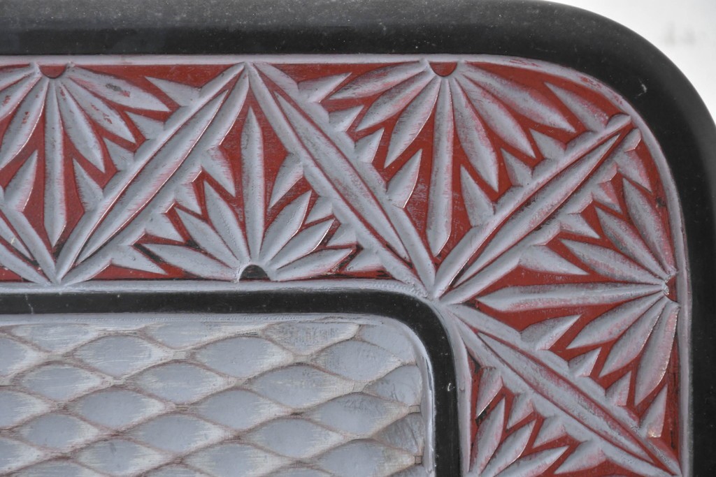 中古　美品　在銘　彫漆風レリーフ(孔雀と牡丹、松に鷹の図)が美しい衝立て　定価推定50万円　(R-087446)